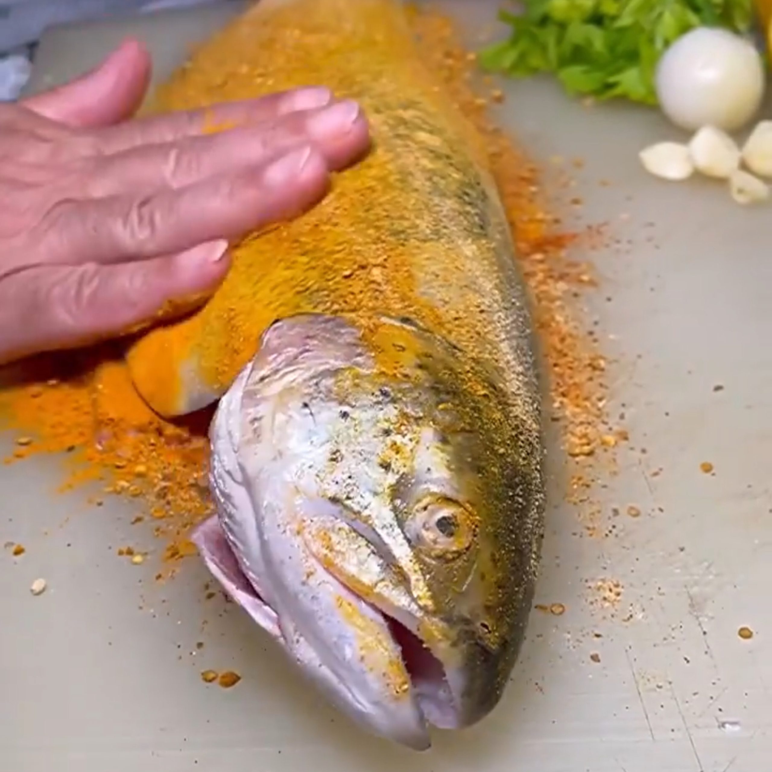 آماده سازی ماهی برای شب یلدا روی تخته گوشت پلاستیکی بهداشتی سفید پکیلون